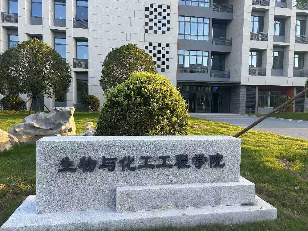 郑东新区扬州职业大学体育场高杆灯项目